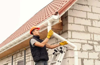 Pose et remplacement de gouttières à Flumet